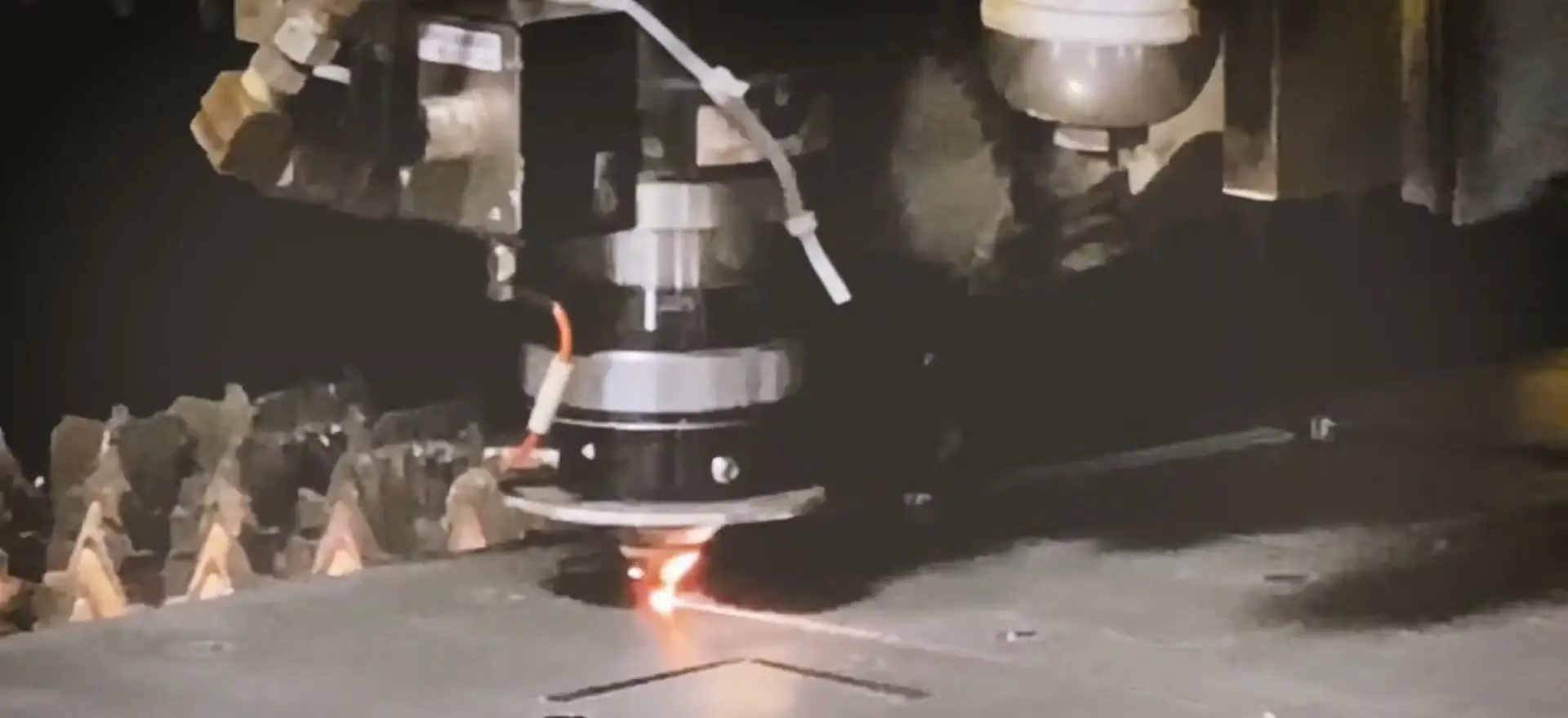 High-definition laser head cutting steel plate, cut glowing orange